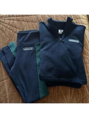 Adidas retro vibe navy blue/green leggings & cropped matching fleece set